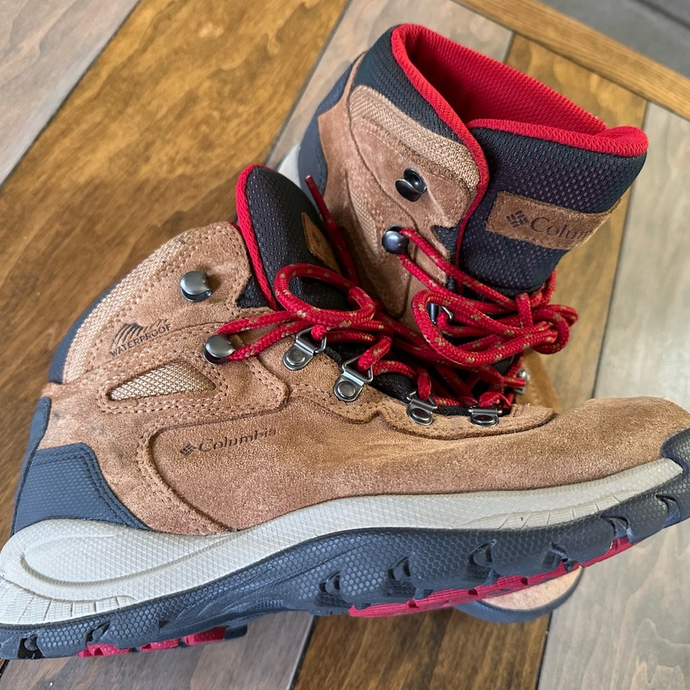 Columbia women’s size 7.5 newton ridge hiking boots